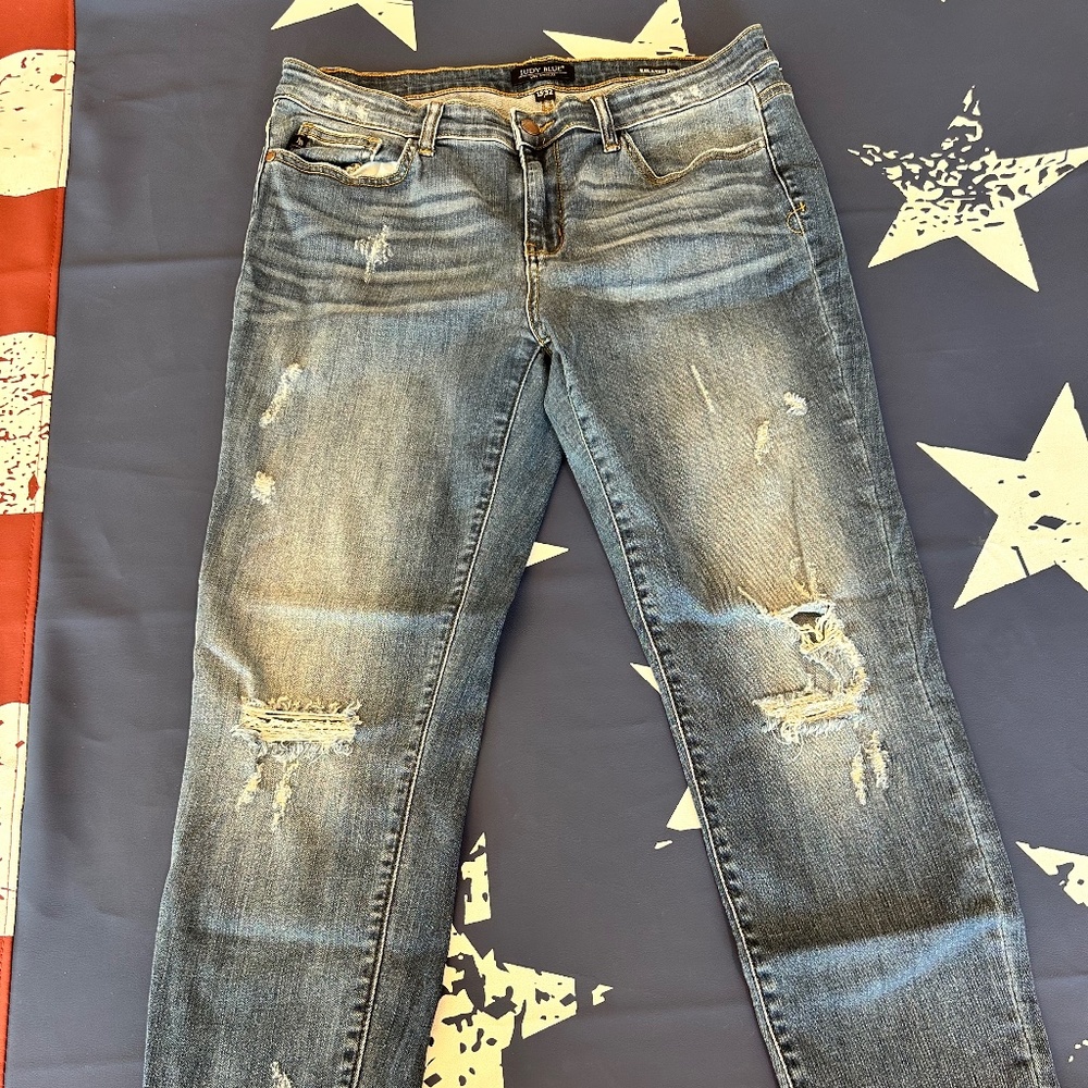 Judy Blue Distressed Capris